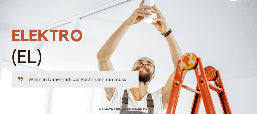 Renovierung & Handwerker Ein junger Elektriker mit Bart steht auf einer roten Leiter und installiert eine Deckenlampe in seinem dänischen Haus