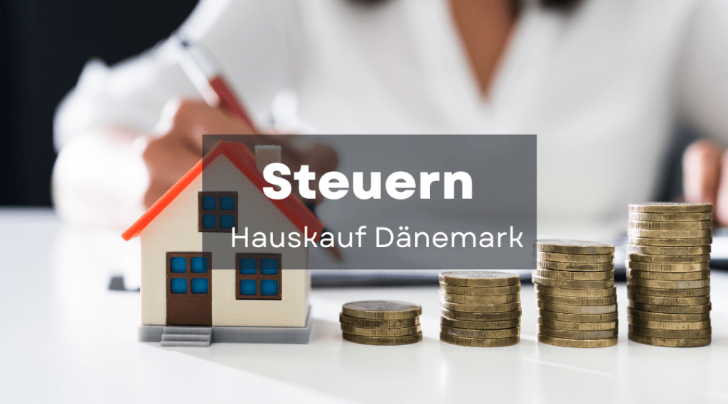 Haus in Dänemark kaufen Ein dänisches Modellhaus mit gestapelten Münzen und einer Frau im Hintergrund die Steuern für einen Hauskauf in Dänemark berechnet.
