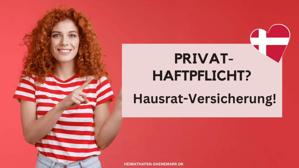 Hausratversicherung in Dänemark Eine junge fröhliche Dänin mit roten Haaren zeigt auf eine Box dass ihre Privathaftplicht Teil der Hausratversicherung ist.