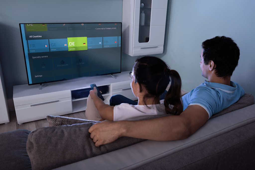 Deutsches TV in Dänemark empfangen Ein Pärchen schaut in Dänemark mit ihrem Smart-TV deutsches Fernsehen mit Nord VPN