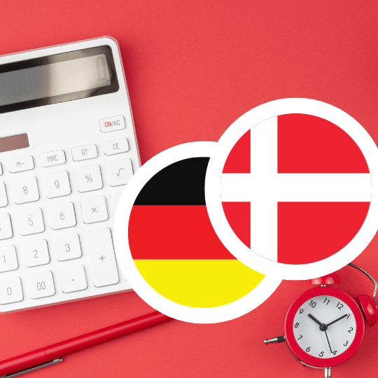 Home Office in Dänemark Ein Taschenrechner für Finanzen mit einer deutschen und dänischen Flagge