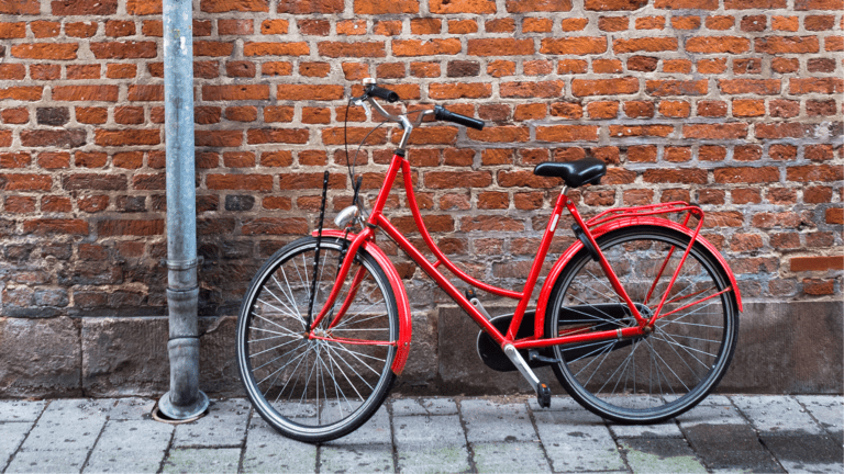 Leben in Dänemark Fahrrad vor einem dänischen Wohnhaus.