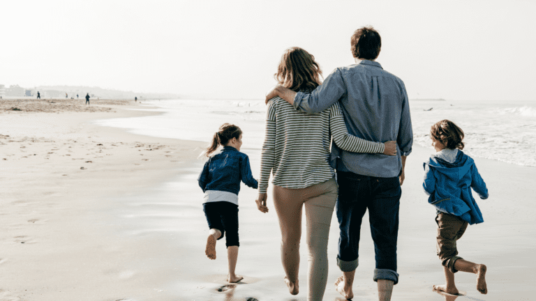 Leben in Dänemark Familie mit zwei Kindern am Strand in Dänemark.